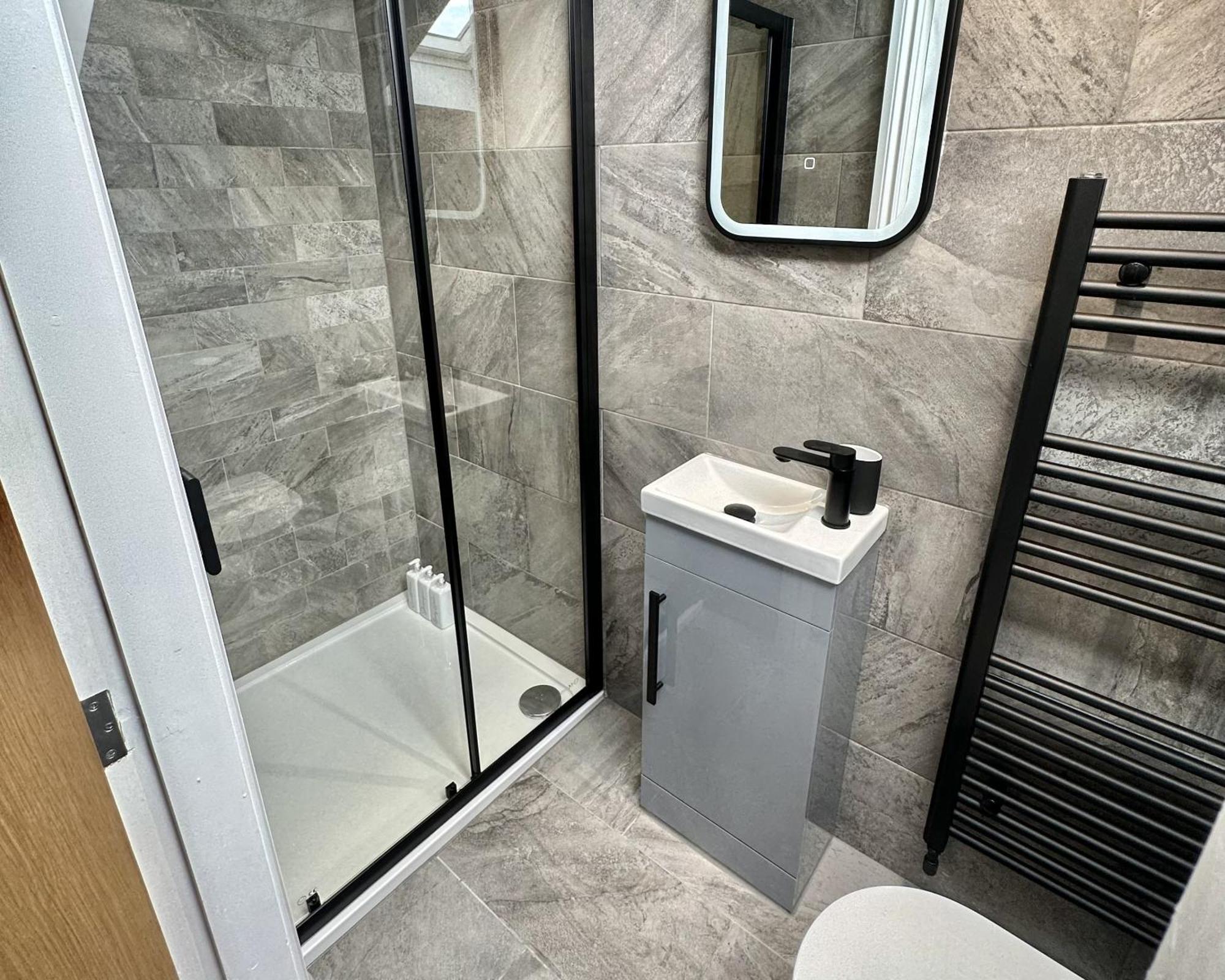 The Crown View - Luxury Apartment - Free Parking Nearby 해러게이트 외부 사진
